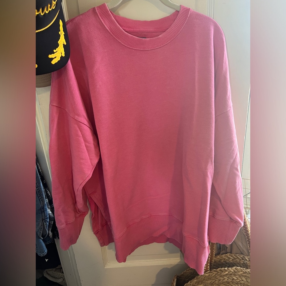 Spilt hem Aerie pink sweatshirt. Super cozy!